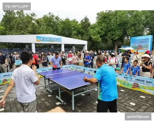 六旬球迷李福中与奥运冠军李晓霞过招，圆梦社区球场